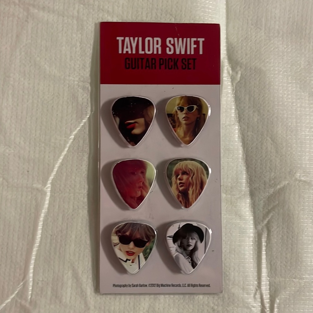 Red guitar picks Taylor swift